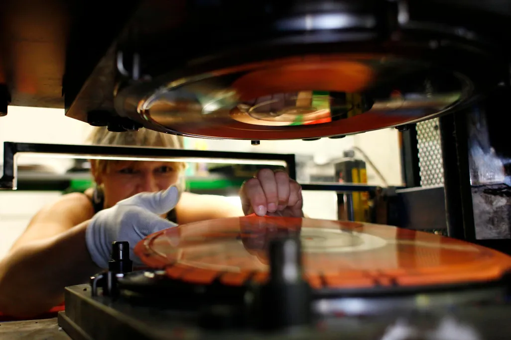 Lemeznyomás egy gyárban