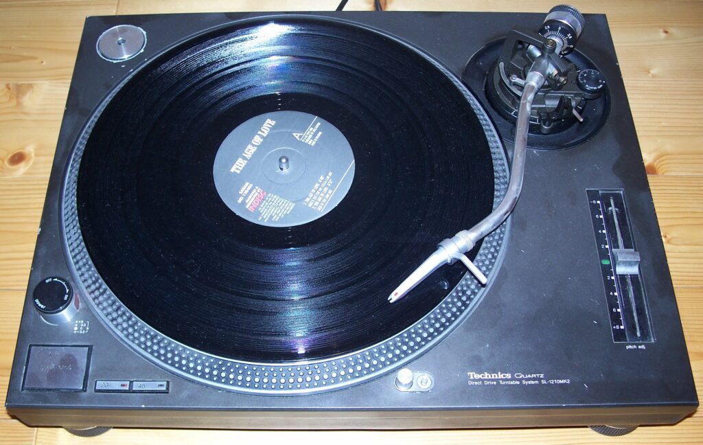 Fekete Technics SL-1210MK2 közvetlen hajtású lemezjátszó