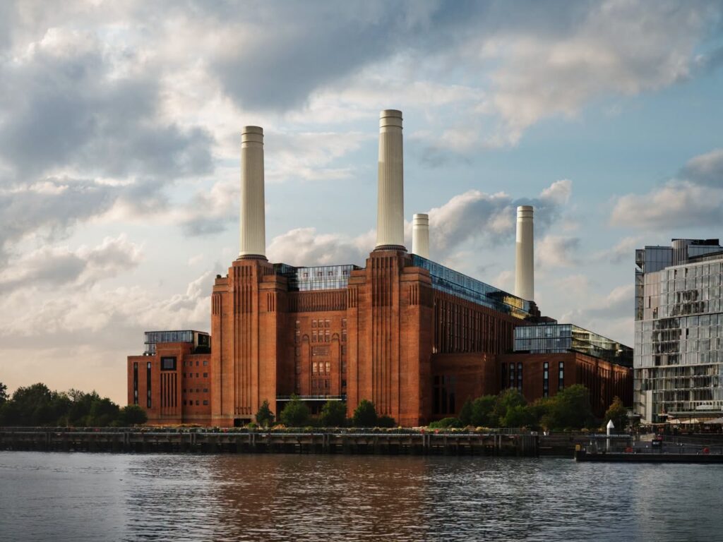 Battersea Power Station négy kéménye a Temze partján