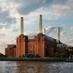 Battersea Power Station négy kéménye a Temze partján