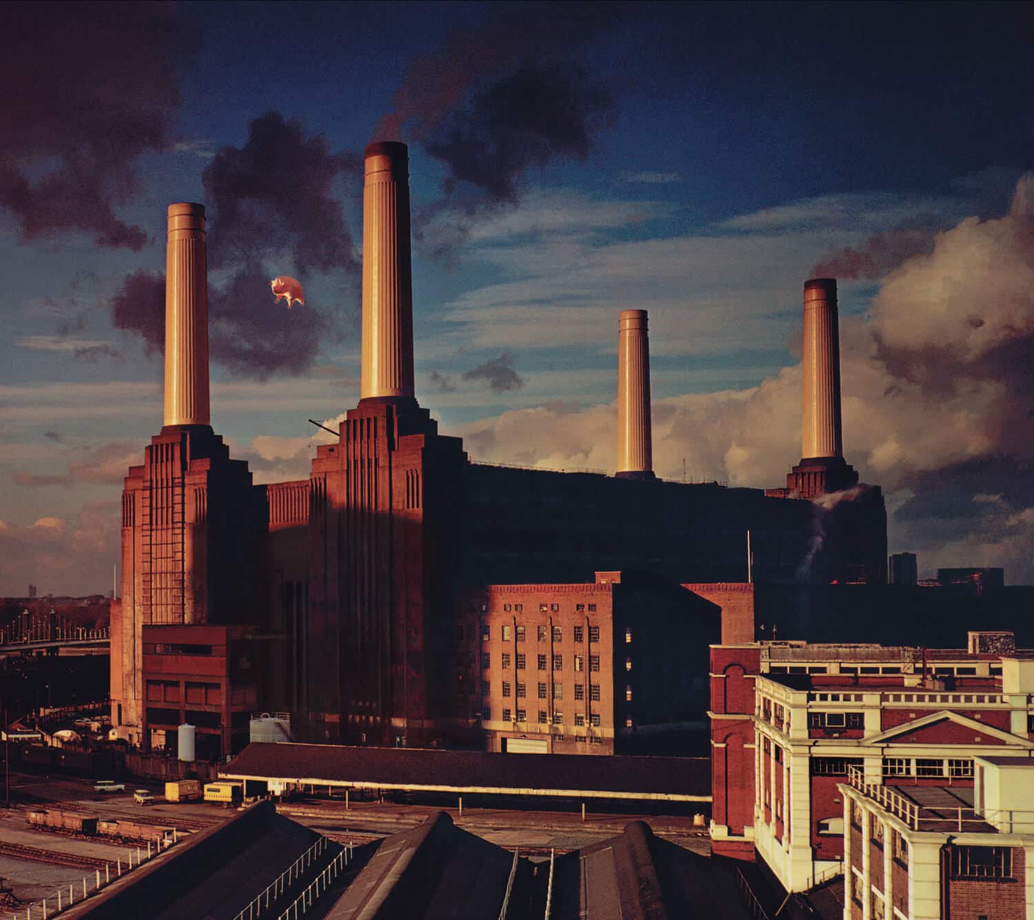 A Pink Floyd 1977-es Animals albumának borítója: repülő disznó a Battersea Power Station fölött