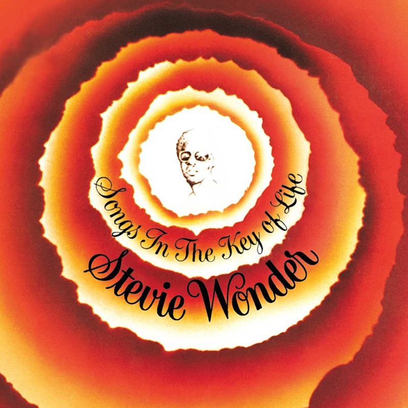 A Songs in the Key of Life eredeti, narancs és vörös körökből álló lemezborítója Stevie Wonder arcképével