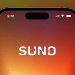 Suno logó egy telefon képernyőjén, narancsos háttérrel