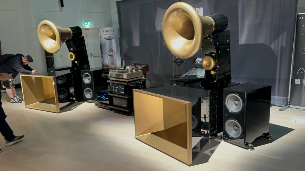 Aranyszínű tölcséres hangsugárzók és hifiberendezések a 2026-os bécsi High-End Show bemutatóterében
