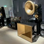 Aranyszínű tölcséres hangsugárzók és hifiberendezések a 2026-os bécsi High-End Show bemutatóterében