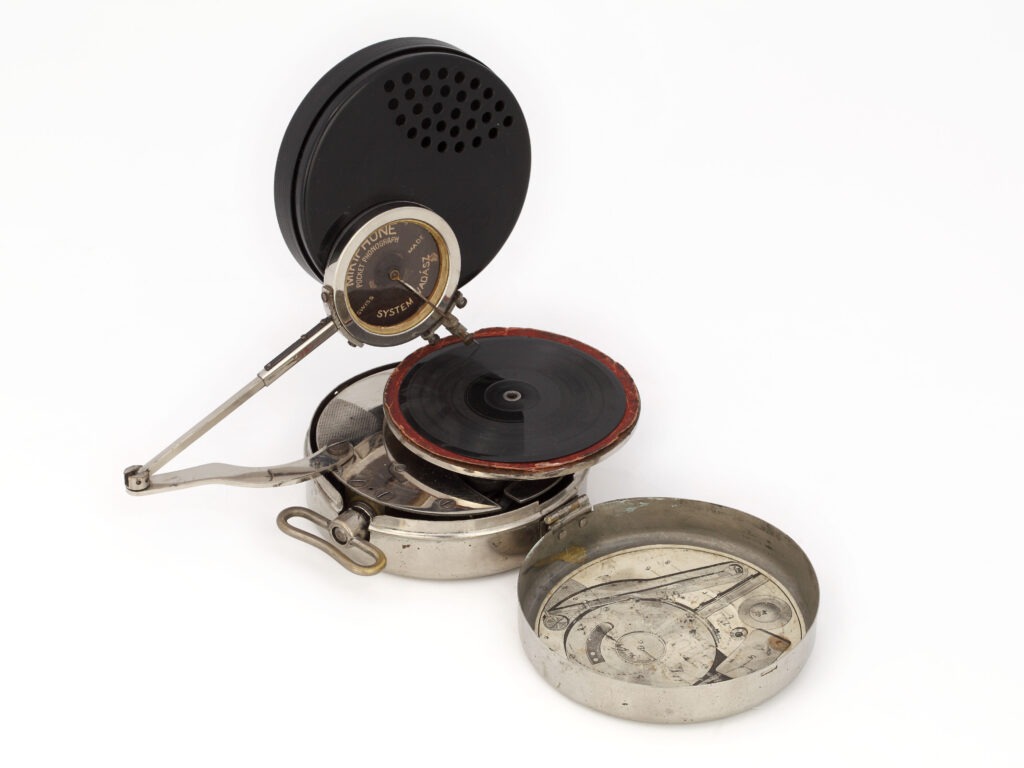 Összeszerelt Mikiphone gramofon lemez nélkül, bakelit rezonátorral és nyitott fémfedéllel.