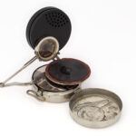 Összeszerelt Mikiphone gramofon lemez nélkül, bakelit rezonátorral és nyitott fémfedéllel.