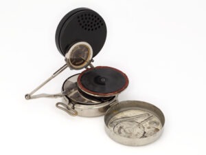 Összeszerelt Mikiphone gramofon lemez nélkül, bakelit rezonátorral és nyitott fémfedéllel.