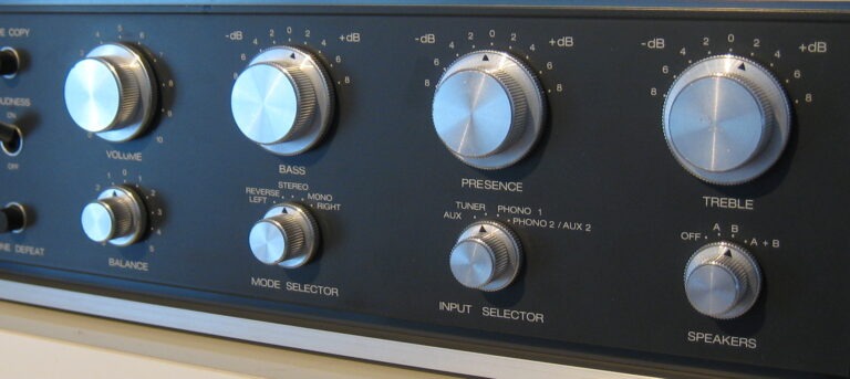 Vintage erősítő mély- és magashangszabályzó potméterei közelről.