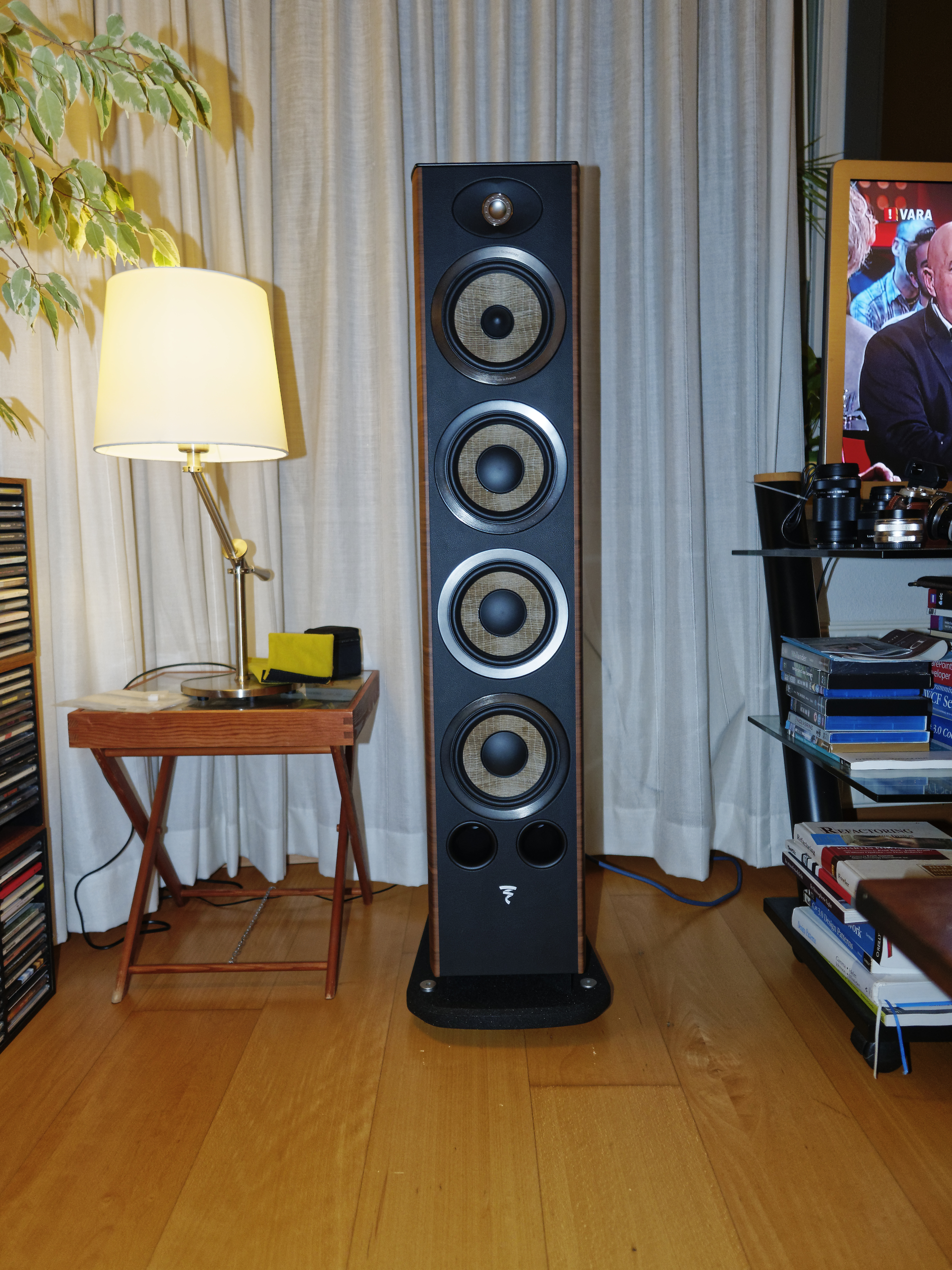 Focal Aria 936 álló hangsugárzó: a felső középsugárzó és magassugárzó alatt három kisebb mélyhangszóró sorakozik.