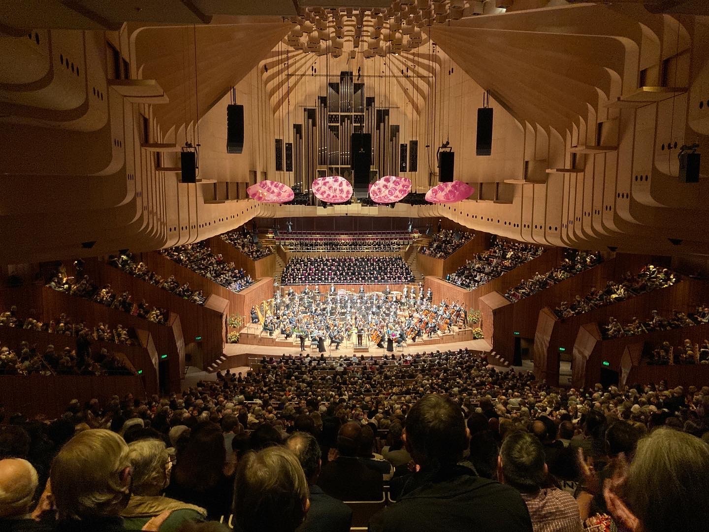 A Sydney Symphony Orchestra és közönsége a Sydney-i Operaház hangversenytermében, a hátsó nézőtérről fényképezve.
